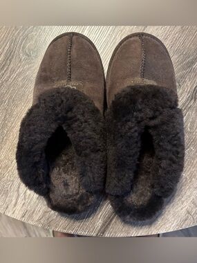 Ugg Women's Brown Size 8 Lined Suede Slip-On Slippers